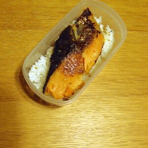 焼き鮭のせご飯のお弁当